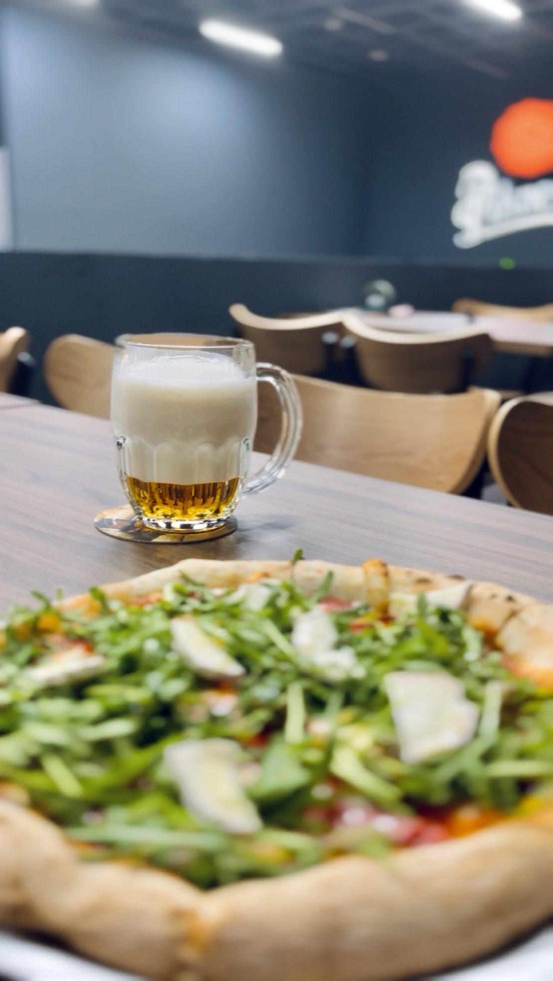 Pivo a pizza s rukolou — overená kombinácia.