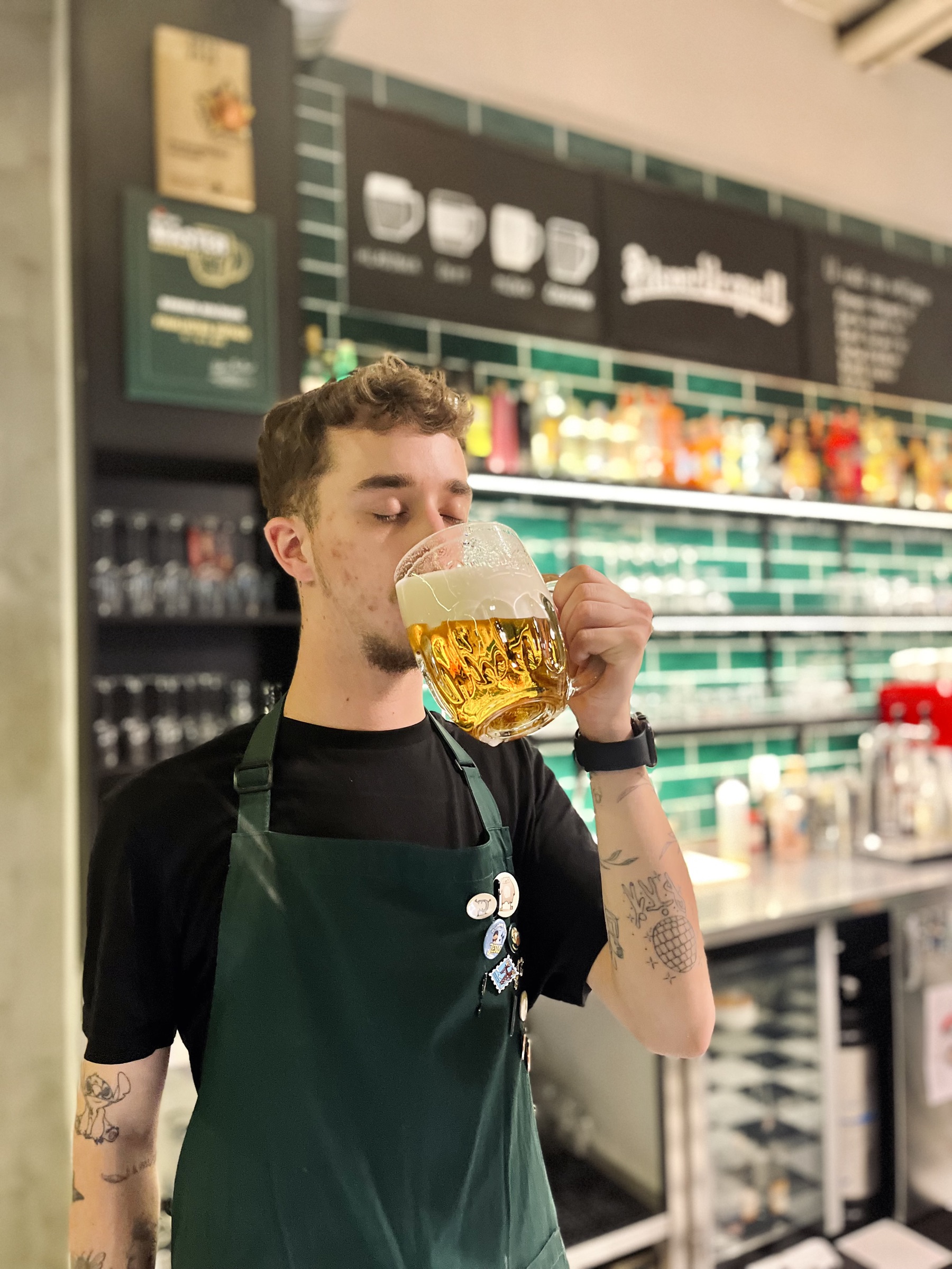 Barman pri výčape v Staromestskej Pivárni