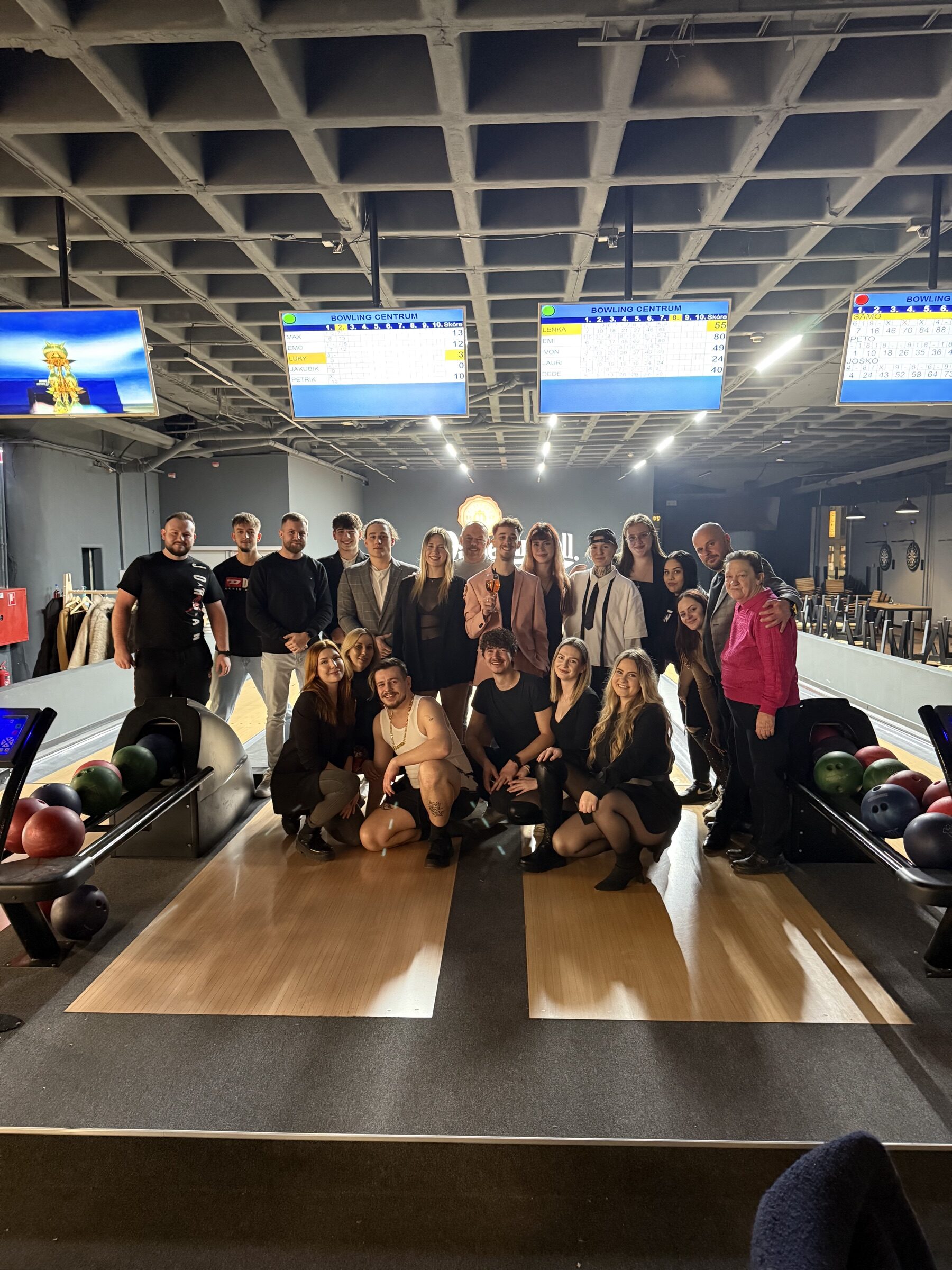 Skupina ľudí pri bowlingu v Staromestskej Klubovni