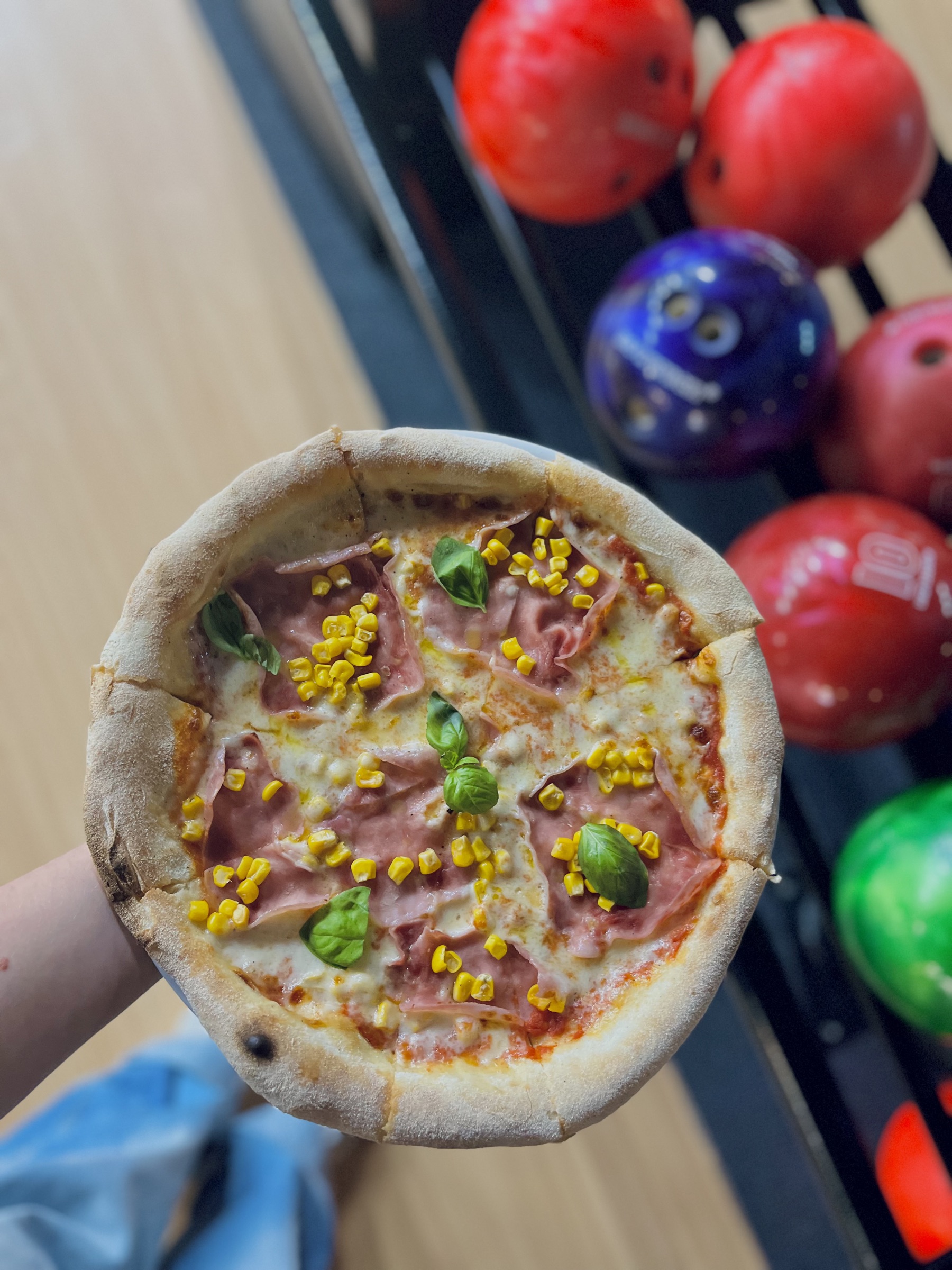 Bowlingové kolky a gule v Klubovni