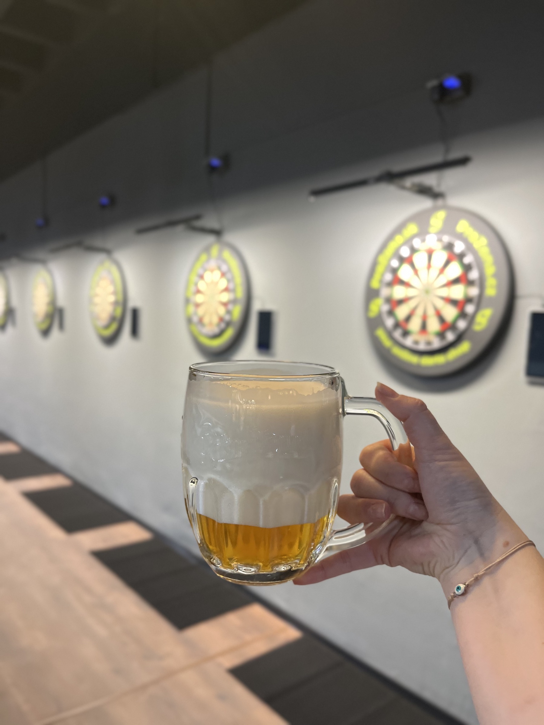 Pivo pri šípkach — krátke nadýchnutie pred hodom.